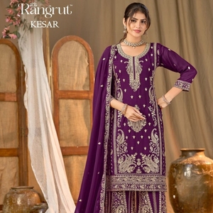 Ensemble de costume palazzo en georgette brodée de motifs floraux, avec de riches broderies, est un élégant ensemble ethnique conçu pour les réceptions. - Product Image 2