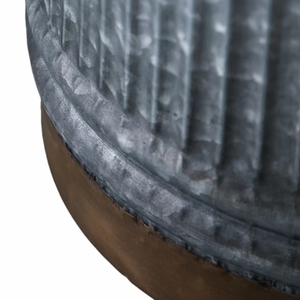 Maceta redonda industrial de metal con asa de latón, superficie texturizada gris, maceta de jardín para exteriores, contenedores metálicos decorativos para patio - Product Image 4