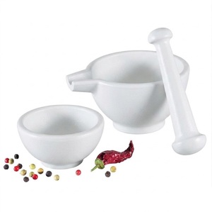 Juego de Mortero y Pilón de Alta Calidad en Blanco y Bronce con Base de Latón, Molinillo de Hierbas y Especias de Hierro Resistente para Uso en la Cocina - Product Image 2