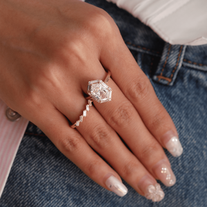 Anillo de Oro Amarillo Sólido de 14K con 7 Piedras de Diamante Cultivado en Laboratorio, Corte Baguette de 3x1.5mm, Certificado IGI, Estilo Lujoso de Media Eternidad - Product Image 1