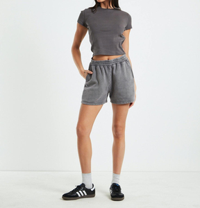 Pantalones cortos de verano personalizados para mujer, de algodón French Terry, con efecto desgastado ácido, costuras de alta calidad, con cordones y doble lavado. - Product Image 2