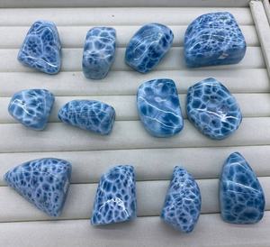 Venta al por mayor de gemas de larimar sueltas de formas mixtas, lisas y brillantes, de 20 mm, ideales para joyería de festivales de verano. - Product Image 2