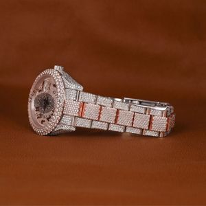 Splendide montre à diamants pour homme, 28 mm, analogique, quartz, luxe, bracelet en moissanite argentée, cadran en cristal saphir, mouvement ETA - Product Image 2