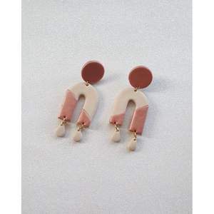 Boucles d'oreilles en résine élégantes, finition brillante, design moderne, structure durable, fournitures de perlage de luxe, conçues par des artisans expérimentés - Product Image 3