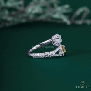 Bague de luxe 1,8 carats en or blanc 18 carats avec deux diamants jaunes taille émeraude certifiés IGI, double halo ouvert, diamant de laboratoire - Product Image 4