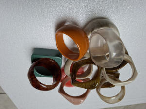 Pulseras de Resina Acrílica Ligeras Hechas a Mano, Juego de Accesorios Minimalistas para Uso Diario, Venta al por Mayor Directa de Fábrica desde India - Product Image 2