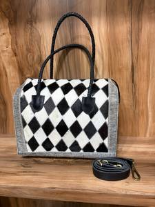 Bolso tote hecho a mano con parches de cuero genuino de vaca con pelo. |   Bolso de hombro estilo western para mujer con correa desmontable - Product Image 1