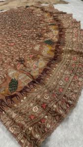 Lehenga de seda Kasturi con bordado de hilo y lentejuelas de la diseñadora Dori, con blusa de seda Kasturi y dupatta de seda Crunchy. - Product Image 6