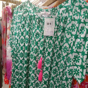 Tunique légère vintage pour femme en satin imprimé étoiles, vert et blanc, style bohème, manches longues, col en V, col rabattu, boutonnée, idéale pour les fêtes - Product Image 1