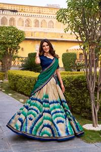 Conjunto Exclusivo de Lehenga Choli de Seda Tussar Estampada con Dupatta con Trabajo de Lámina y Borlas, Traje de Fiesta con Detalles de Can Can - Product Image 3