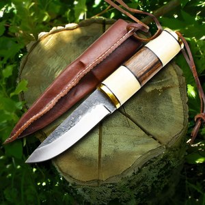 Cuchillo Vikingo Forjado a Mano, Cuchillo de Supervivencia de Acero al Carbono Hecho a Mano con Funda de Cuero, Hoja de Utilidad para Supervivencia al Aire Libre, Cuerno y Madera - Product Image 1