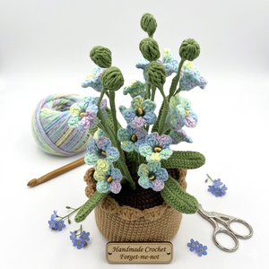 Maceta de flores de olvido-ya-no-más-te-olvides hecha a mano con ganchillo, decoración amigurumi con hilo tejido para decoración del hogar o del escritorio de la oficina, regalo. - Product Image 1