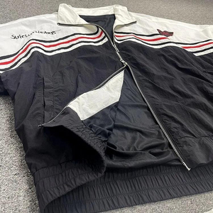 เสื้อแจ็คเก็ตวินด์เบรกเกอร์แบบมีฮู้ดสไตล์วินเทจสำหรับฤดูหนาว  ผ้าไนลอน  ออกแบบเองได้  แบบยูนิเซ็กซ์  ตกแต่งสีสันตัดกัน  พร้อมกางเกงขาสั้น  ชุดเซ็ตแทรคสูท - Product Image 3