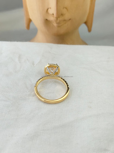 Anillo de Diamantes con Corte Cojín y Diamantes Laterales Brillantes en Oro Amarillo – Una Combinación Brillante de Lujo y Belleza Atemporal - Product Image 4