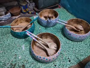 Bol en bois Casa India, poli, brillant, texturé et durable, pour servir des salades, des fruits, des clés ou comme bol décoratif rond en bois - Product Image 5