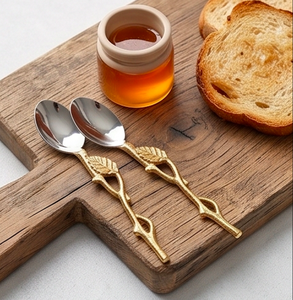 Ensemble de couverts à manches dorées motif feuille, élégant et stylé, parfait pour la table à manger, les essentiels de cuisine et les cadeaux. - Product Image 5