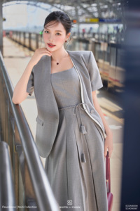 Blazer élégant gris décontracté pour femme, sans col, à manches courtes, avec bordure contrastante, veste cintrée SAYA - Product Image 5