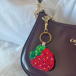 Llavero de fresa hecho a mano con cuentas, colgante de fruta roja para bolso, adorno de cuentas de semillas para llavero, colgante para cartera, accesorio para coche, para joyería - Product Image 1