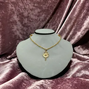 Collar de Oro Amarillo Dokiyu con Colgante de Flor Texturizada y Detalles Intrincados de Filigrana, Joyería Fina Sofisticada para Mujer - Product Image 3