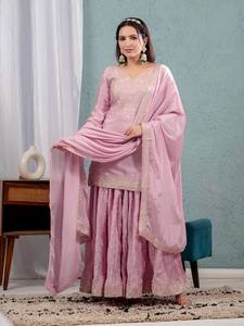 Ensemble de costume Sharara en soie Chinnon de qualité supérieure avec broderie à motifs et dupatta en dentelle sur quatre côtés - Product Image 4