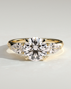 Anillo de compromiso de oro macizo de 14k con diamante solitario de corte redondo cultivado en laboratorio y engaste de púas, con tres diamantes y dos piedras laterales de corte pera. - Product Image 1