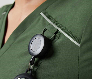 Ensemble de blouses médicales vertes pour femmes, haut à col en V avec poches et pantalon cargo, uniforme d'hôpital, tissu en coton et polyester tissé - Product Image 3