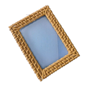 Cadre photo en rotin d'inspiration antique avec des sculptures florales, parfait pour créer une présentation photo élégante et nostalgique - Product Image 5