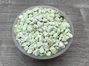 Pierres précieuses en gros : Copeaux de Chrysoprase Citron Lumineux, Pierres de Guérison en Cristal Polies pour la Décoration Intérieure et le Feng Shui (Inde) - Product Image 6