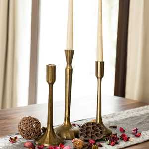 Ensemble de chandeliers Stellar pour la décoration de la maison avec finition dorée et bougies coniques - Product Image 2