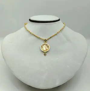 Exquisito Collar Tradicional Chapado en Oro de 22K para Mujer con un Colgante Circular Estilo Moneda con Filigrana y Cuentas Doradas Ornamentadas - Product Image 2