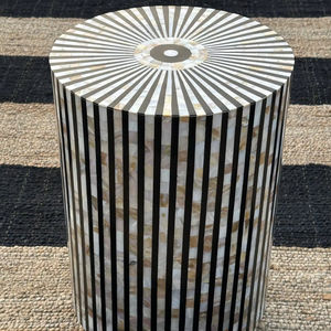 โต๊ะลิ้นชักลายไม้ฝังกระดูกจาก ILAHI ดีไซน์ทันสมัย ตกแต่งด้วยหินอาเกต พร้อมช่องเก็บของสามชั้น เคลื่อนย้ายสะดวก เหมาะสำหรับห้องนั่งเล่น เฟอร์นิเจอร์ตกแต่งบ้าน - Product Image 1