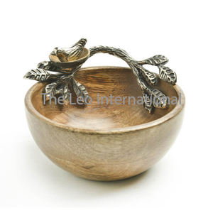 Tazón Decorativo con Diseño de Hojas, Ramas y Pájaros en Color Plateado, Material de Aluminio y Madera, Tazón Redondo - Product Image 1