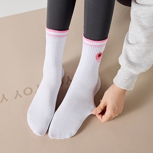 Chaussettes courtes blanches personnalisées avec logo pour femme, broderie cœur rose, antidérapantes en coton pour yoga, pilates, reformer et studio - Product Image 5