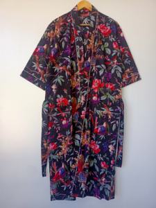 Robe Kimono Bohème Noire à Motifs Floraux en Coton 100% – Longue Robe de Nuit à Manches Longues avec Poches – Vente en Gros – Prêt à Expédier – Fabricant - Product Image 2