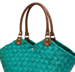 Sac fourre-tout élégant en cuir marron avec poignée tressée en plastique et sac fait main, sac de plage chic pour femme en bleu sarcelle festonné - Product Image 2