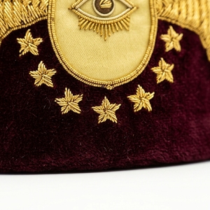 Casquette de Réglementation Française du 95e Degré de Memphis Misraim, en Velours Bordeaux, Broderie à la Main, Durable, à Prix Abordable, pour Insignes Maçonniques - Product Image 3