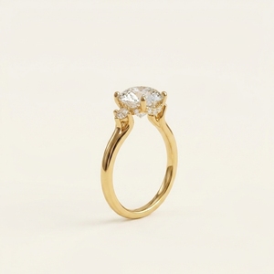 Anillo de oro amarillo para mujer con halo oculto flotante, diamante sintético de laboratorio de 1 quilate, tres piedras, perfil E, talle catedral dividido y engaste alto - Product Image 4