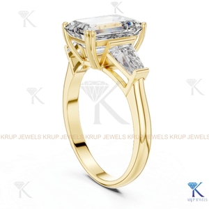Anillo de Compromiso de Diamante CVD Cultivado en Laboratorio con 3 Piedras, Corte Esmeralda y Baguette, Oro Sólido - Product Image 4