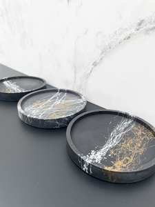 Sous-verre en Jesmonite noir et blanc fait main, plateau rond en ciment pour bibelots, décoration élégante et moderne pour bureau et table - Product Image 3