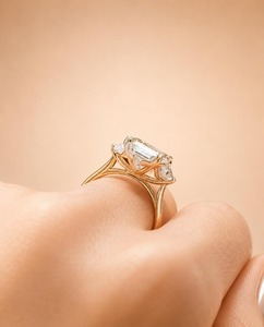 แหวนแต่งงานเพชรแล็บทรงเหลี่ยมมรกต 3 เม็ด ทอง 14K ยี่ห้อ AFAR JEWELS รับรองโดย IGI ปรับขนาดได้ - Product Image 4