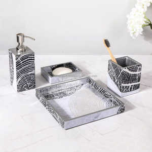 Juego de Baño de Resina Pintado a Mano, Modelo Amor, Decorativo, Funcional e Impermeable, Accesorio de Baño - Product Image 3