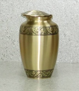 Urne funéraire en laiton décorative pour cendres humaines adultes, gravée à l'or, avec des éléments de design personnalisables. - Product Image 2