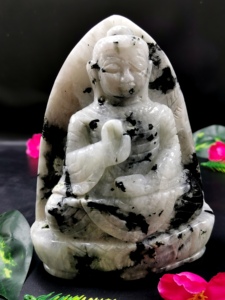 Buda de Piedra Lunar - talla artesanal del Señor Buda sereno y en meditación - Product Image 1