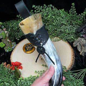 Últimos Accesorios de Cocina: Cuernos para Beber de la Mejor Calidad, Taza de Cuerno Vikinga con Diseño de Cuervo, Cuernos Tallados para Representaciones Paganas Nórdicas de los Vikingos - Product Image 1