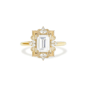 Anillo de Compromiso Art Deco con Diamante Cultivado en Laboratorio, Corte Esmeralda, Oro Amarillo - Product Image 1