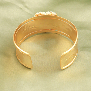 Pulsera de bisutería más vendida, de imitación de marfil con esmeralda CZ en el centro, chapada en oro de 18k, con forma de corazón tallada a mano. - Product Image 6