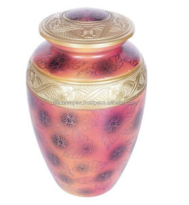 Urna de cremación de gran venta con un diseño floral rosa y dorado. Es un tipo de urna funeraria decorativa para guardar cenizas humanas. - Product Image 1