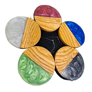 Sous-verres en bois naturel poli en forme de coeur de style classique et en résine époxy sans bois d'acacia d'Inde - Product Image 4