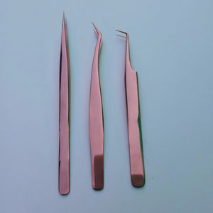 Kit de Pinzas Profesionales para Extensión de Pestañas de 3 Piezas con Acabado Espejo en Oro Rosa Premium, Pinza Recta de Aislamiento y Pinza Curva de 45 Grados - Product Image 1