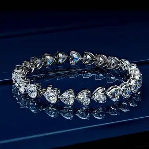 Bracelet tennis classique pour enfants en argent sterling plaqué or blanc 14 carats, avec moissanite cœur VVS1 de 4 mm et 17 carats au total - Product Image 5